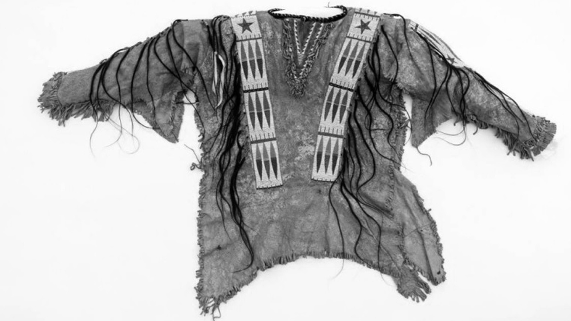 Read more about the article Museum Returns Historic Leather Shirt Of Native American Chief Hollow Horn Bear To Family