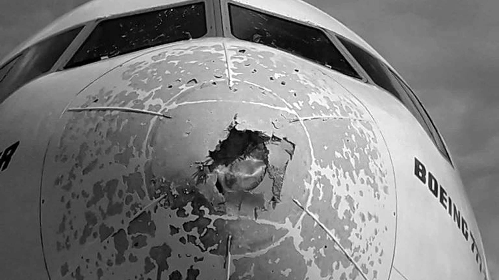 Read more about the article Boeing Headed From Italy To JFK Forced To Make Emergency Landing After Tennis Ball Sized Hail Stones Shatter Cockpit Window