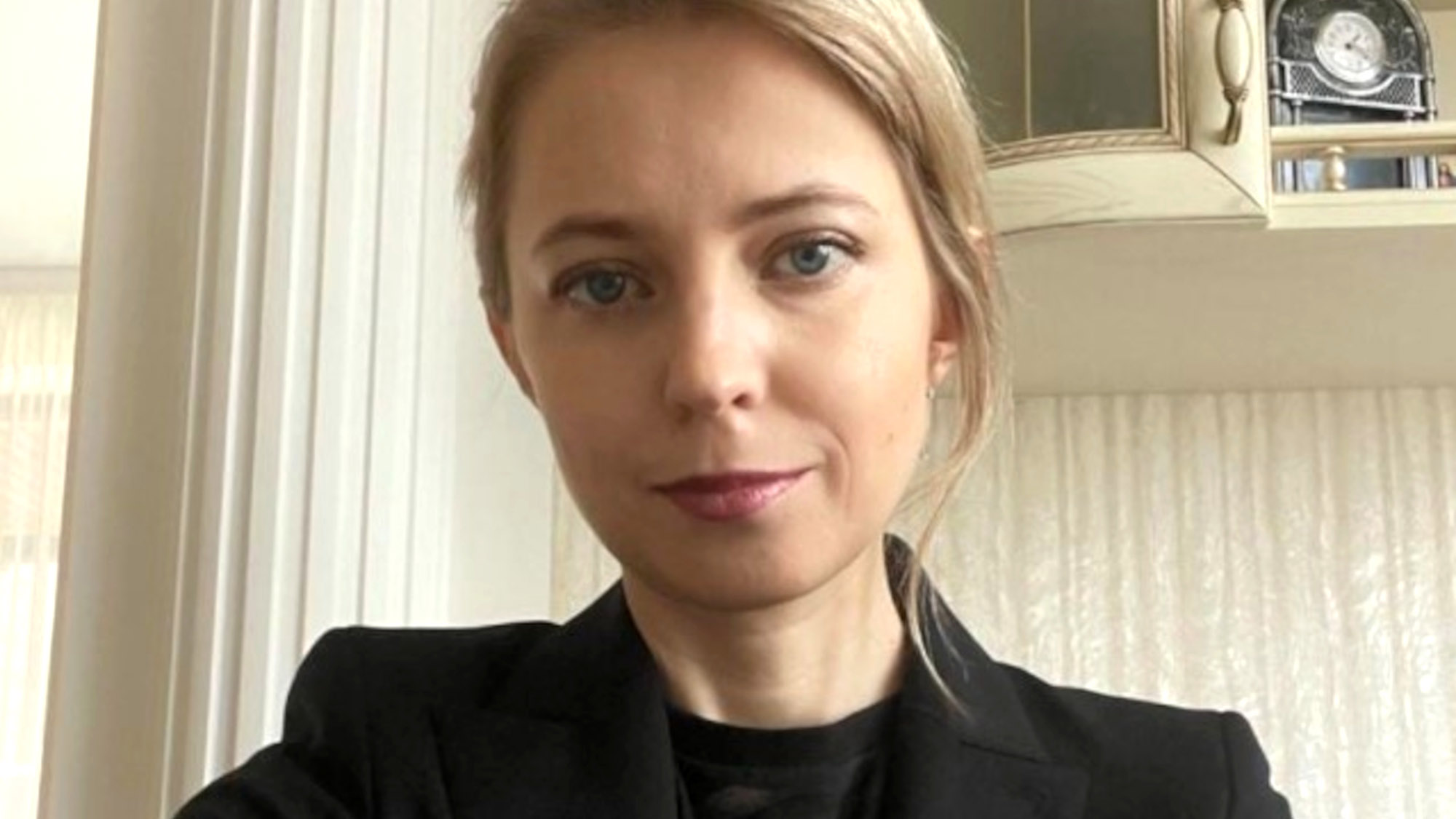 Read more about the article Pretty Former Prosecutor Poklonskaya Tries To Charm Lukashenko To Recognise Crimea Is Russian