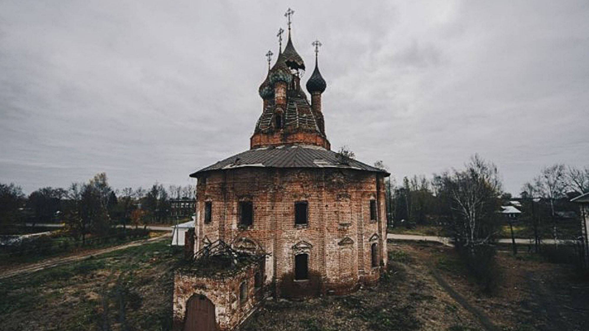 Read more about the article Photographer Reveals Stunning Abandoned Russian Churches Vanishing After Decades Of Neglect