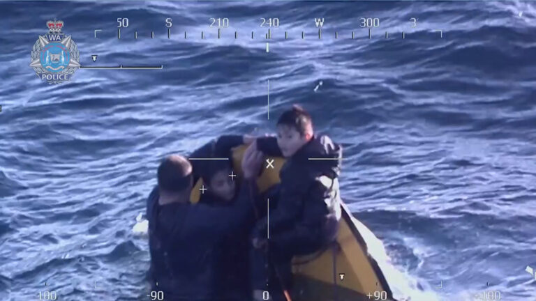 Read more about the article Aussie Cops Save Dad And Twin Sons Clinging Onto Sinking Fishing Boat