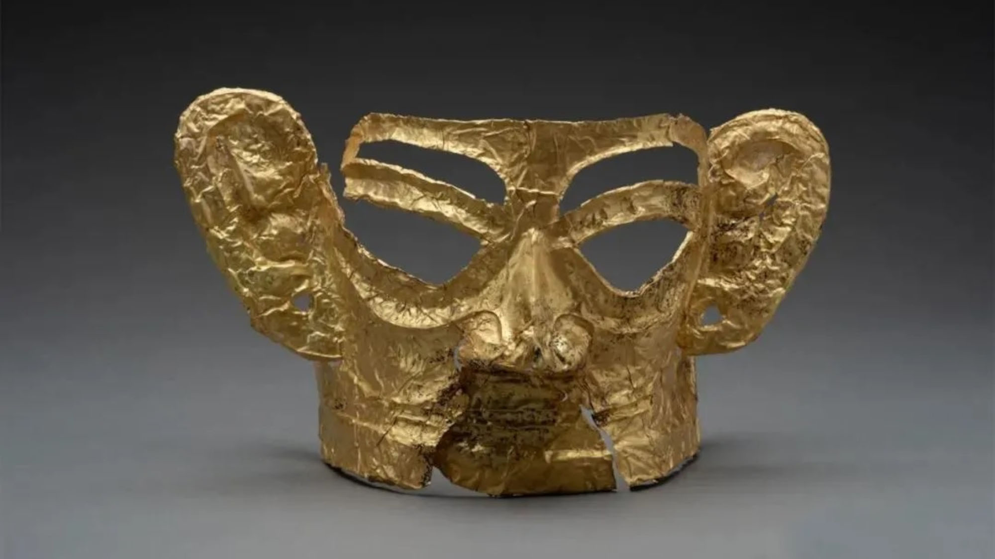 Read more about the article Largest Golden Mask Ever After 3,000 Year Old Artefact Unearthed In Ancient Chinese Sacrifice Pit