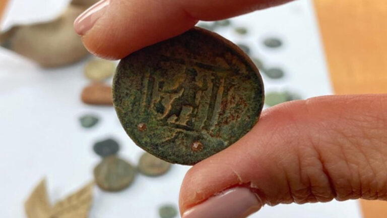Read more about the article Israeli Detectives Find And Seize Priceless Haul Of Ancient Artefacts From Jerusalem Home