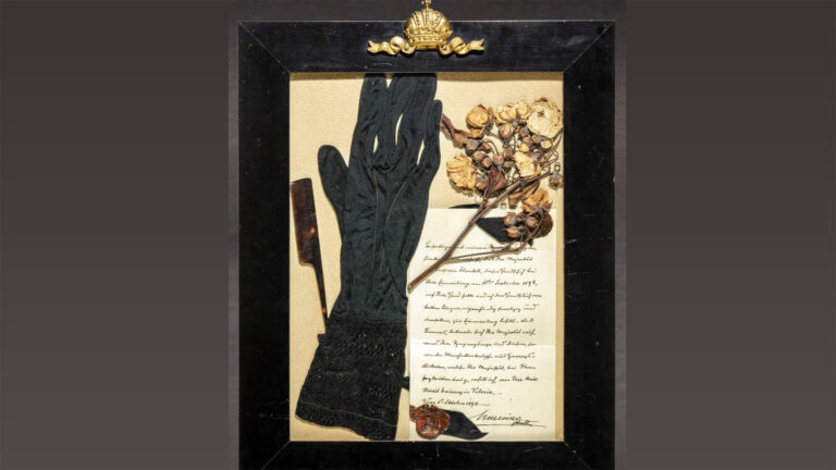 Read more about the article Empress Sisis Glove Which She Wore On The Day Of Her Murder Fetches GBP 56,000 At Auction