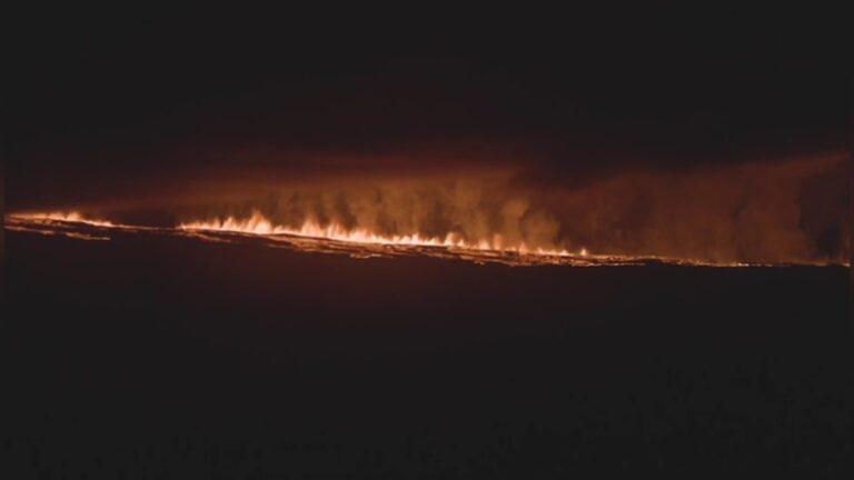 Read more about the article Long River Of Molten Lava Flows Towards Coast On Galapagos Island