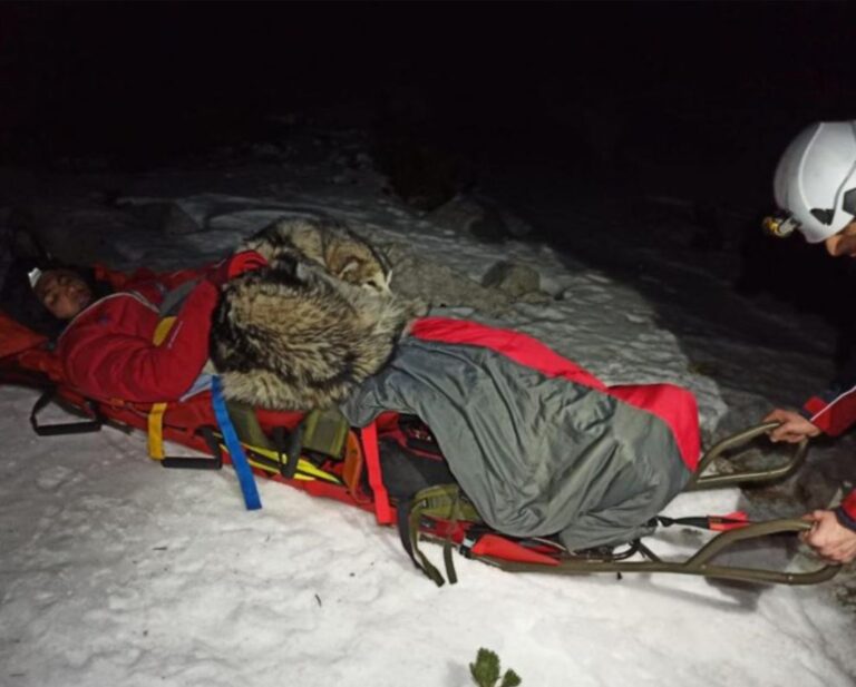 Read more about the article Loyal Dog Cuddles Injured Hiker On Snowy Mountain For 13 Hours To Keep Him Warm