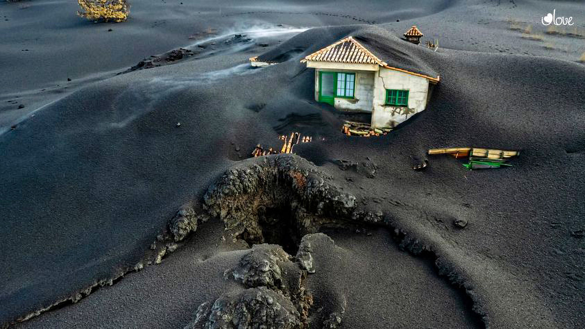 Read more about the article Drone Films Famous Ash Covered House In La Palma One Month After Family Fled