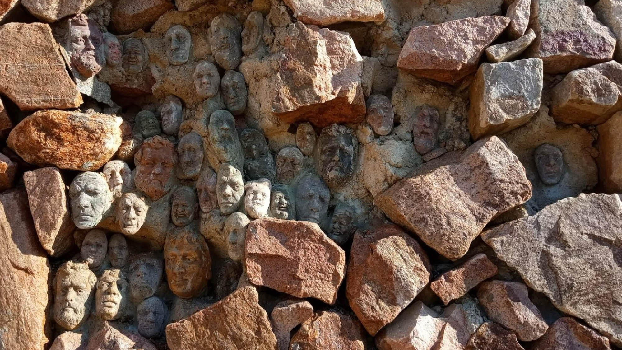Read more about the article Dozens Of Mysterious Clay Faces Appear In Spanish City For Third Time In Three Years