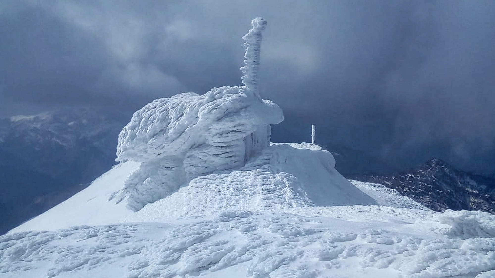 Read more about the article Snow Transforms Mountaintop Watchtower Into Massive Sculpture Resembling Swan On Ice
