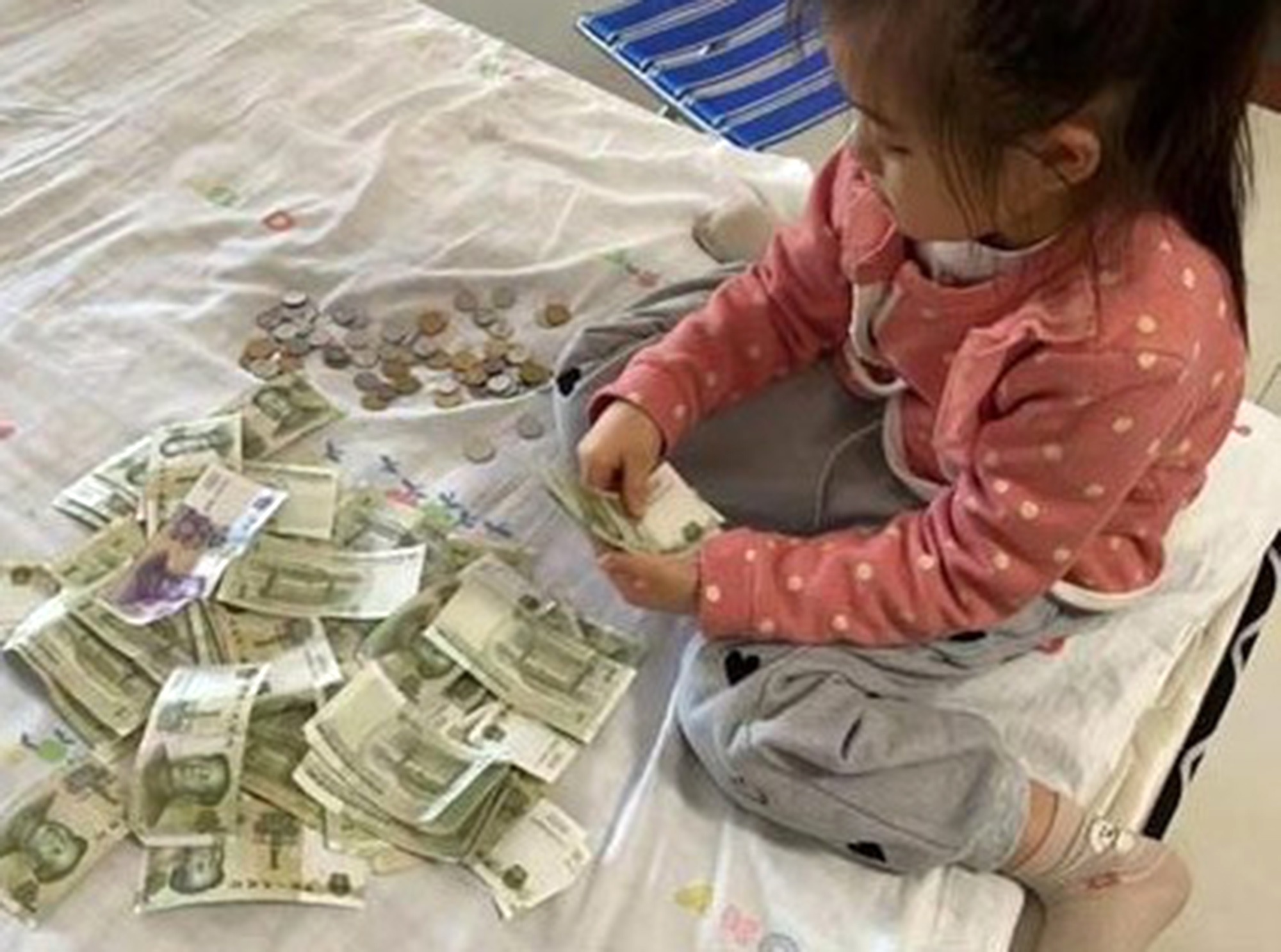Read more about the article Girl, 5, Collects Bottles And Saves Pocket Money To Help Pay Med Bills For Brother Who Has Cancer