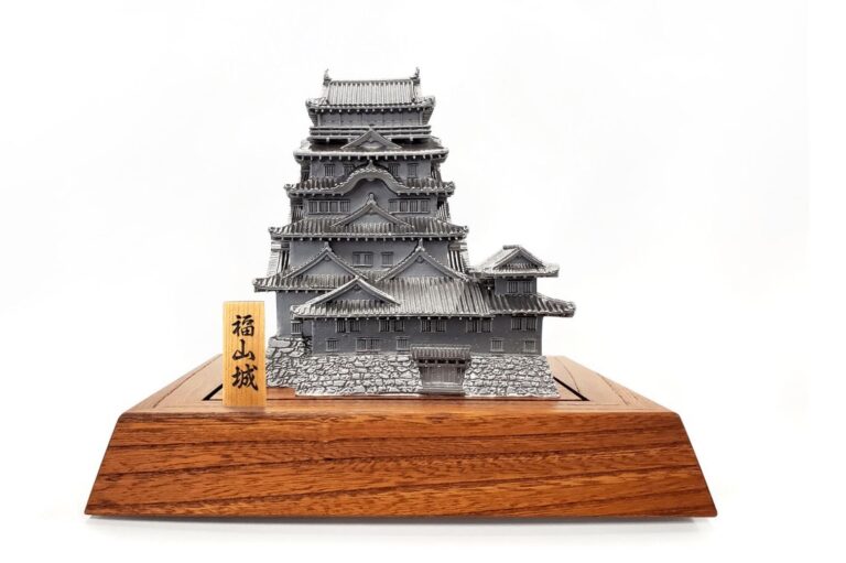 Read more about the article Worlds Tiniest Japanese Traditional Castle No Larger Than Strand Of Hair