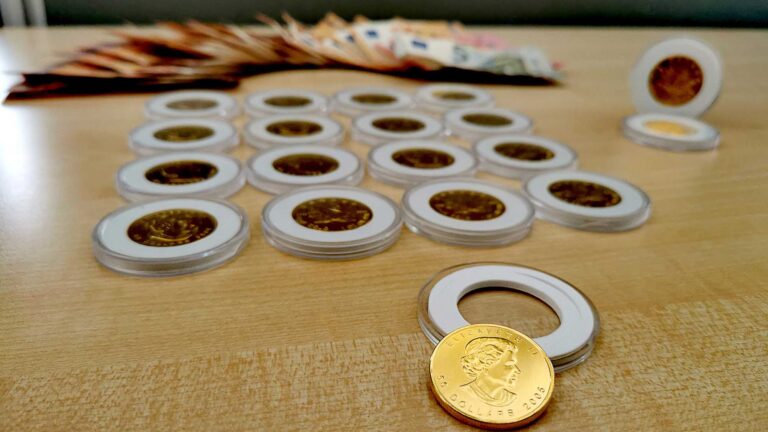 Read more about the article Cops Bust EUR 80K Crooks Selling Fake QE II Gold Coins