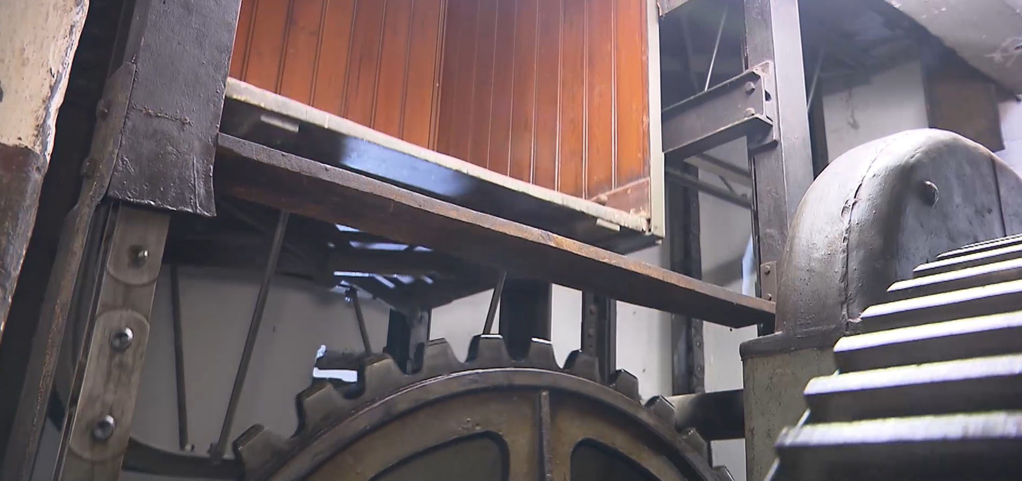 Read more about the article World’s Oldest Paternoster Elevator Back In Service