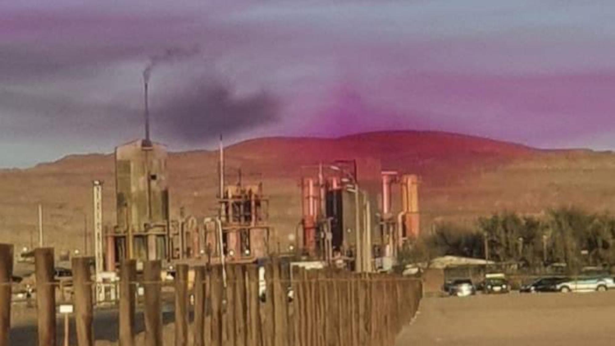 Read more about the article Bright Violet Cloud Hangs Eerily Over Chilean Town