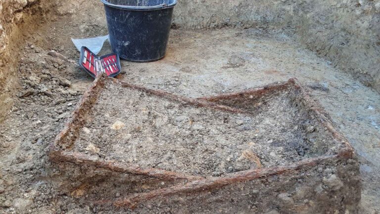 Read more about the article Boffins Amazed To Find 1,400-Year-Old Folding Chair In Woman’s Grave