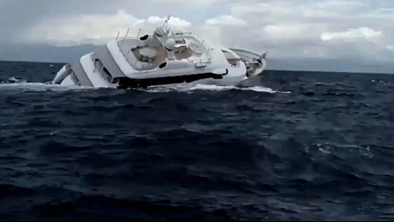 Read more about the article Superyacht Sinks In Front Of Italian Rescue Crews