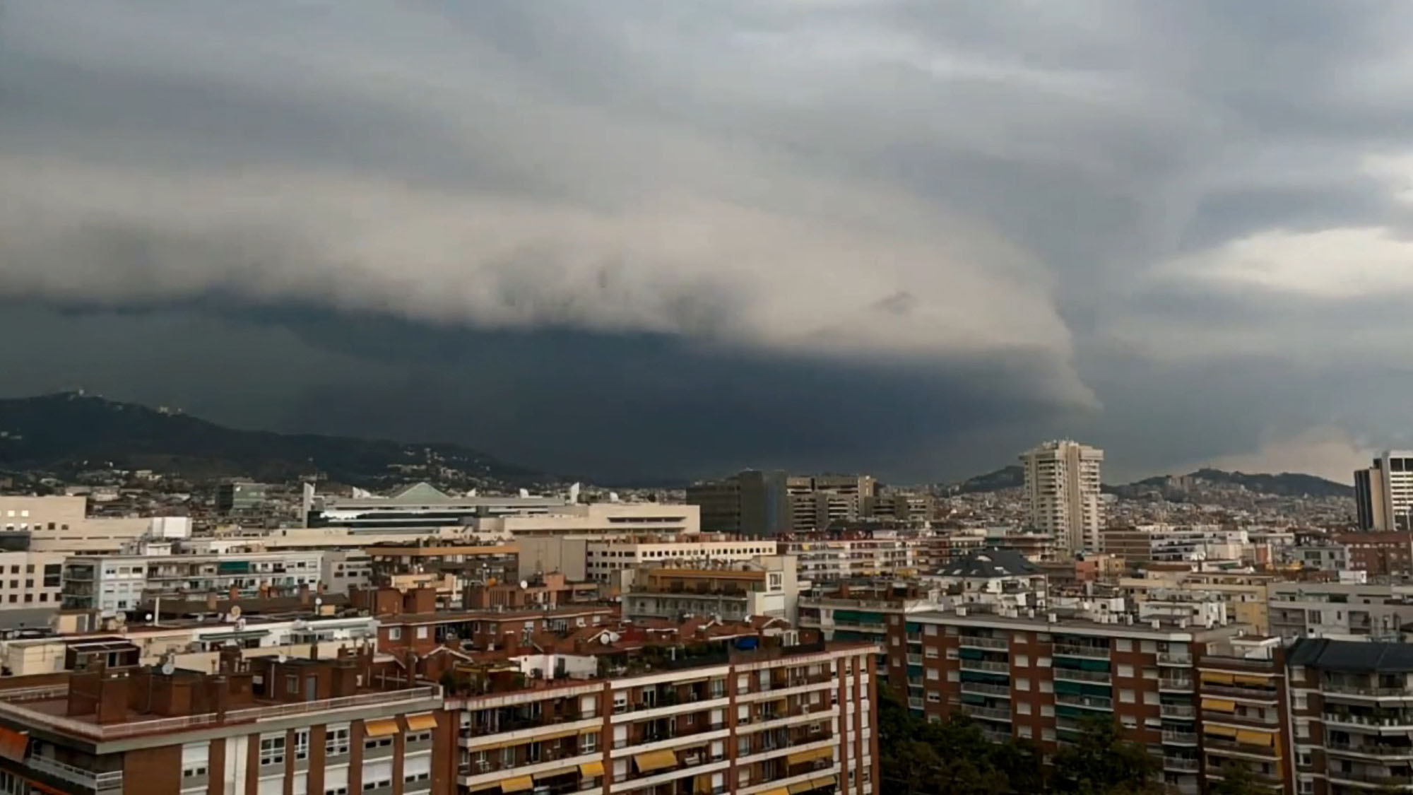 Read more about the article Mesmerising Time-Lapse Video Shows Terrifying Storm Over Barcelona