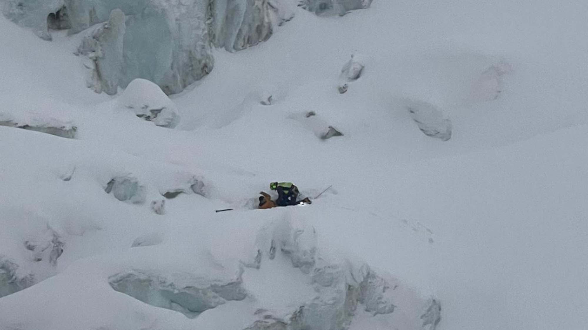 Read more about the article Brit Climber Without Winter Clothing Rescued Almost Frozen On Mont Blanc Glacier