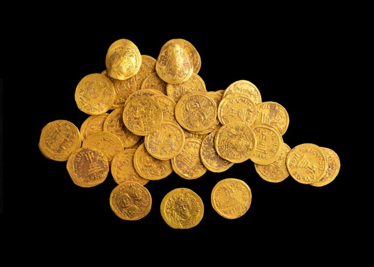 Read more about the article Incredible Discovery Of 44 Solid Gold Coins Dating Back 1,400 Years