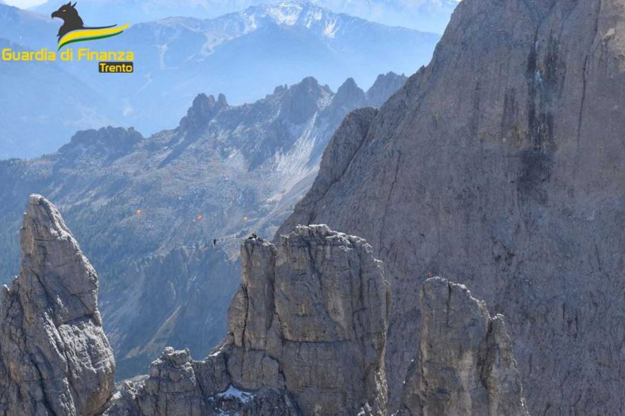 Read more about the article Tightrope Walkers Face EUR 6,000 Fines For Stunt On Alpine Peaks