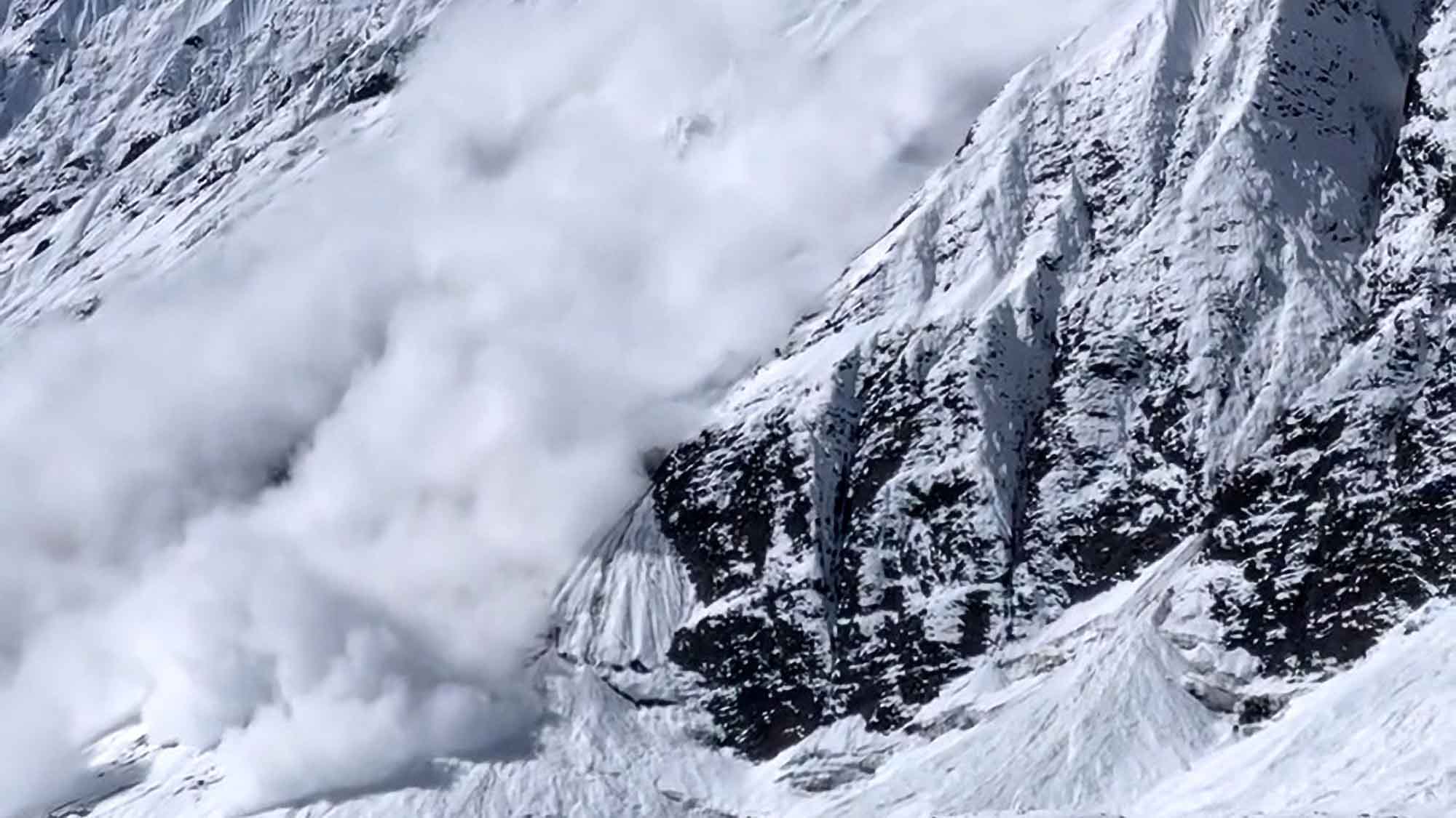 Read more about the article Avalanche Rushes Down Himalayan Mountainside