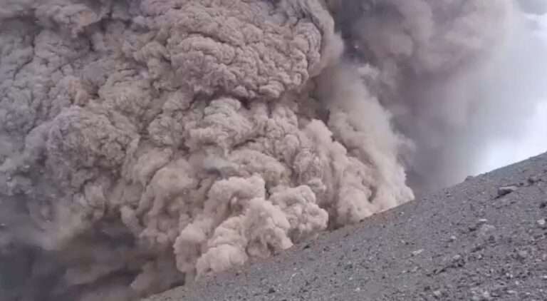 Read more about the article Hiker Live-Streams Farewell To Family After Huge Volcano Suddenly Erupts