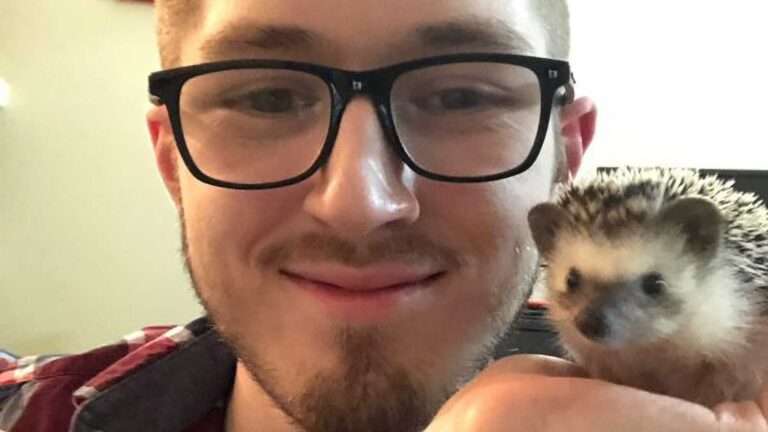 Read more about the article Young Man Grabs A Hedgehog To Show It Does Not Hurt