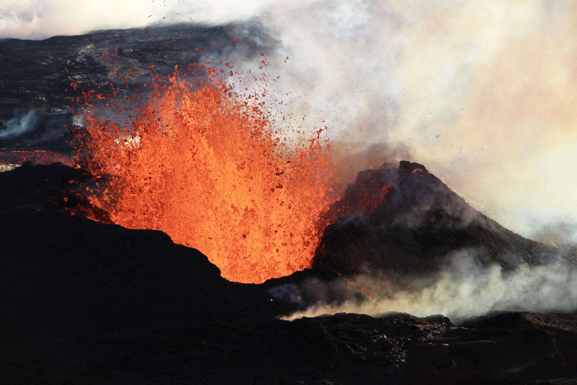 Read more about the article Mesmerising Footage Shows Hawaiian Volcano’s Awesome Lava Spill