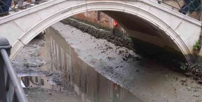 Read more about the article Freak Tide Dries Up Venice’s Canals