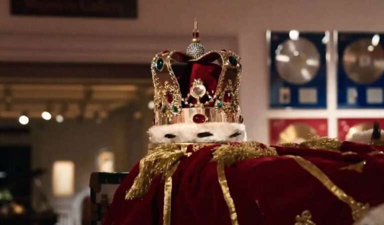 Read more about the article Show Goes On As Freddie Mercury’s GBP 500,000 Crown And Cloak To Once Again Be On Display