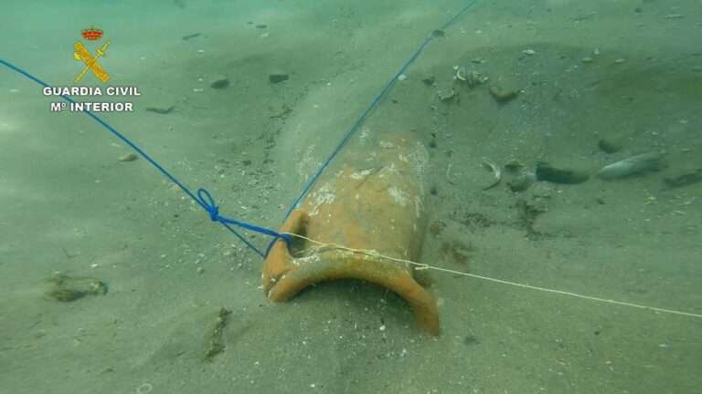 Read more about the article Amphora From First Century Half-Buried In Seabed Of Cadiz Beach