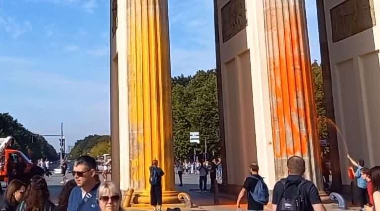 Read more about the article Cleaning Of Brandenburg Gate To Cost EUR 35,000 After It Was Sprayed Orange And Yellow By Climate Activists