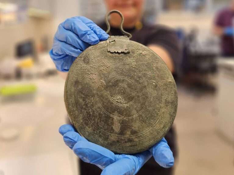 Read more about the article Ancient 2,300-Year-Old Mirror Found In Grave Of General’s Mistress