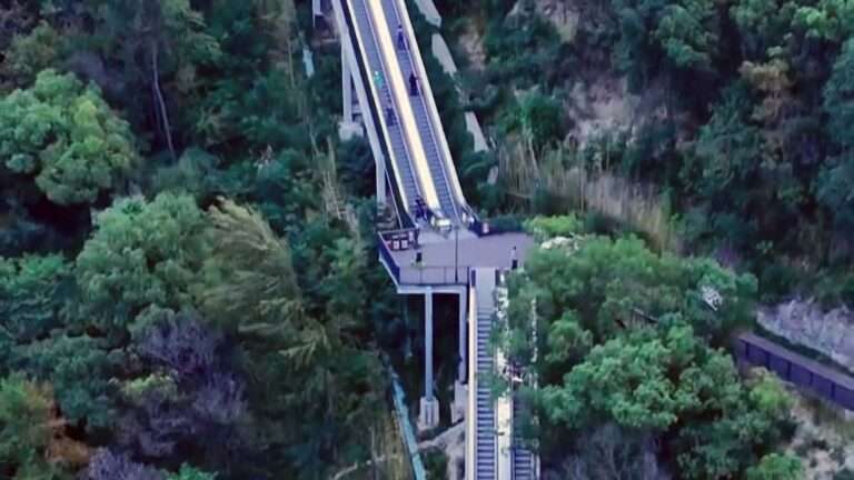 Read more about the article Huge Escalator Built On Mountain Side So Tourists Can Enjoy View