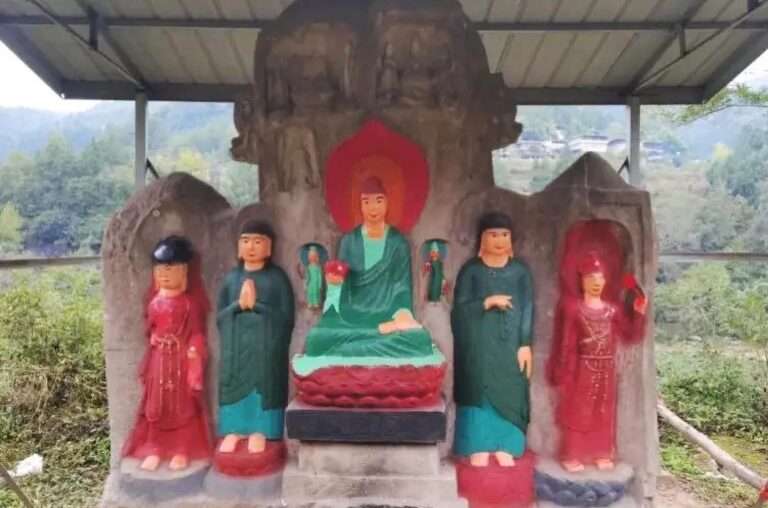 Read more about the article Elderly Villagers Colour Over Ancient Buddha Statues For ‘Good Luck’