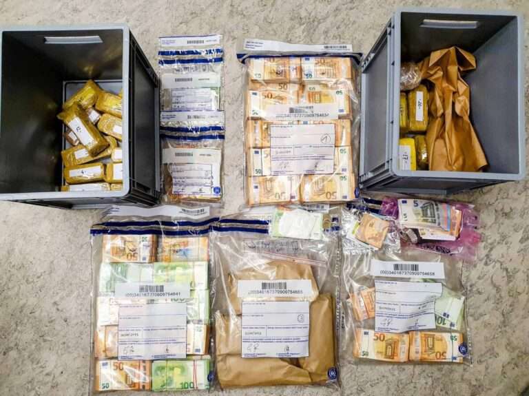 Read more about the article Amazed Cops Find Gold Worth EUR 3 Million And EUR 500,000 Cash In Family Car