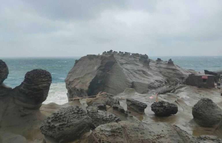 Read more about the article Taiwan’s Popular Tourist Hotspot ‘Elephant Trunk Rock’ Loses Nose Due To Erosion
