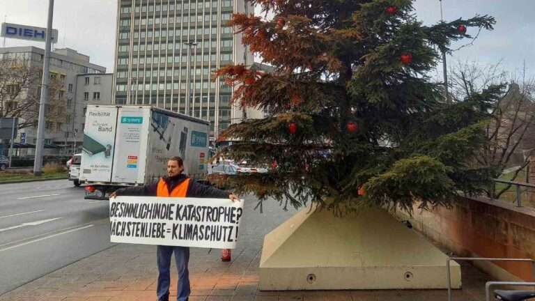 Read more about the article Climate Activists’ Campaign Of Spraying Xmas Trees In Germany