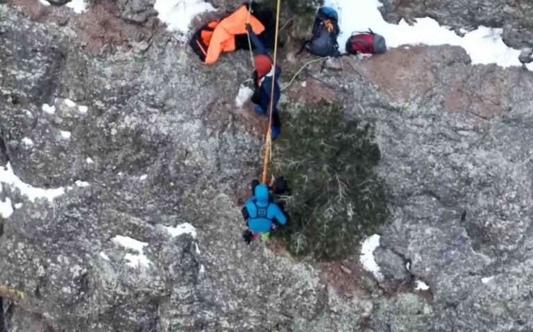 Read more about the article Rescuers Pluck Frozen Hiker From Mountaintop