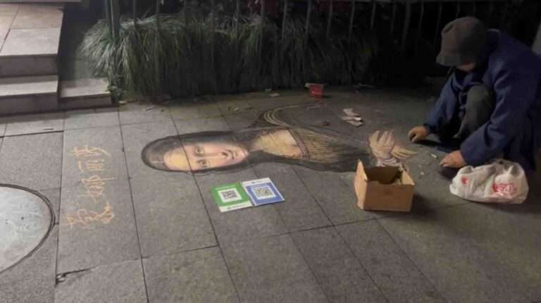 Read more about the article Old Man Recreates Perfect Replica Of Da Vinci’s Mona Lisa On Pavement Using Chalk