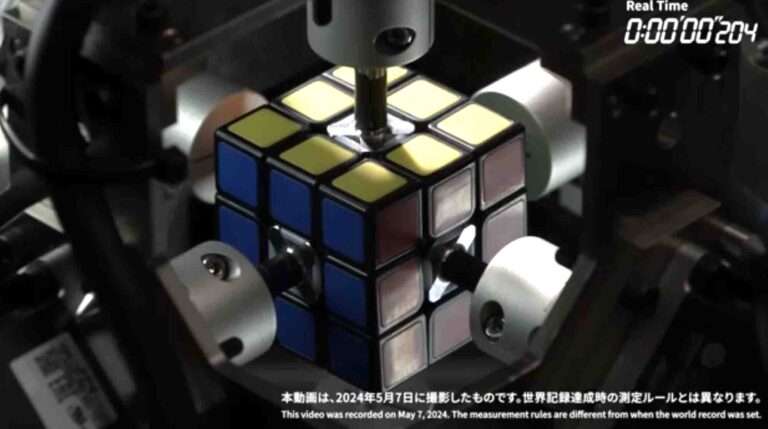 Read more about the article Super Robot Cracks Rubik’s Cube In Less Than Half A Second