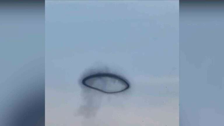 Read more about the article Mysterious Smoke Circle In Sky Baffles People In Chinese City