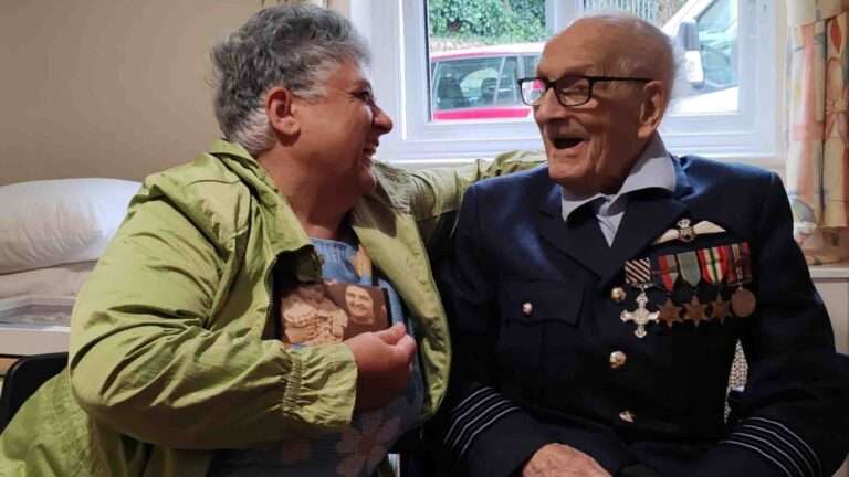 Read more about the article Battle Of Britain Hero’s Heart-Wrenching Reunion With Italian Girl’s Family Who Saved Him From Nazis