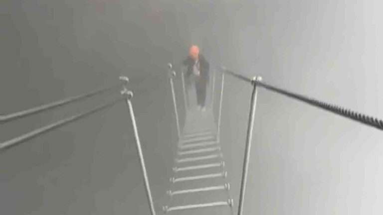 Read more about the article Breathtaking Moment Hikers Cross Misty ‘Ladder To Heaven’ Over Massive Drop
